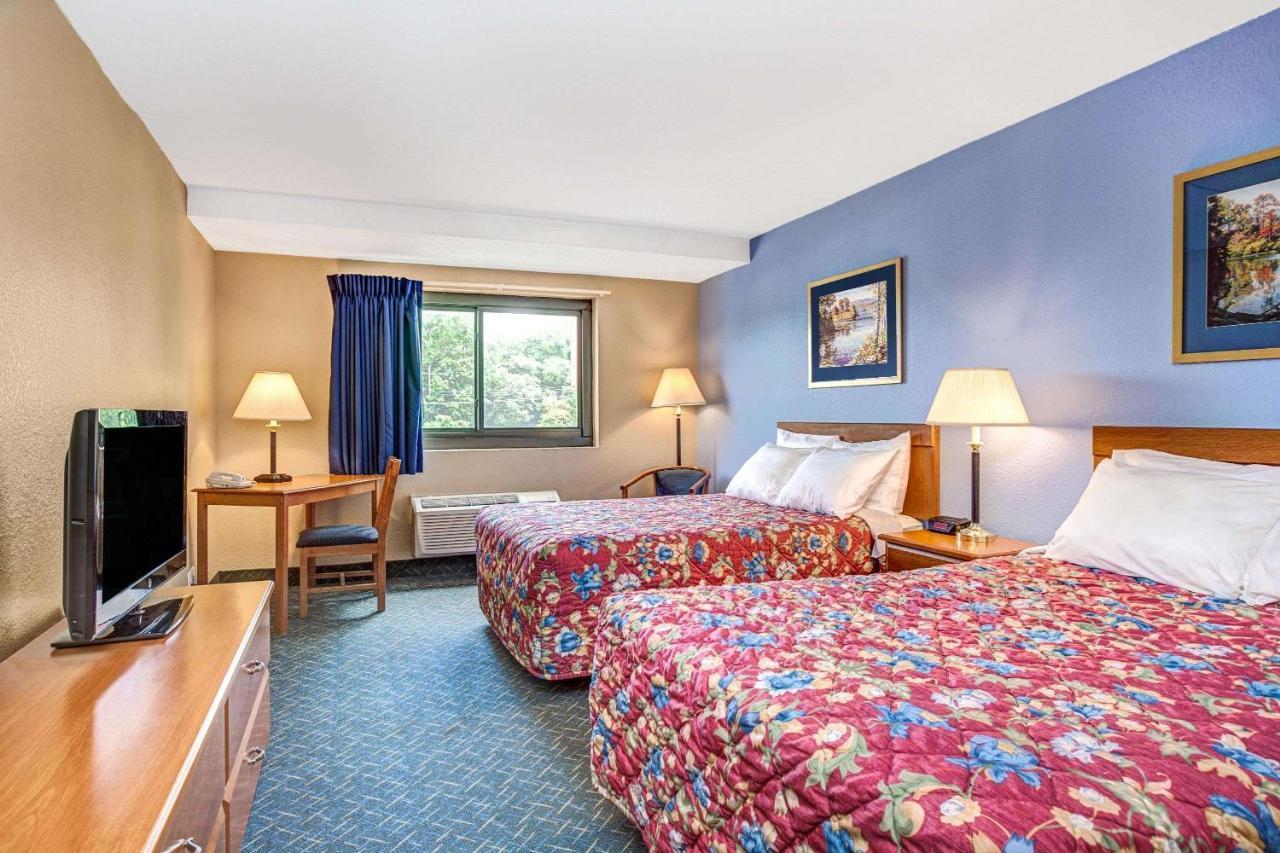 Super 8 By Wyndham Mahwah Hotel Exterior foto
